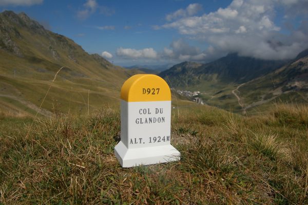 Col du Glandon km markers